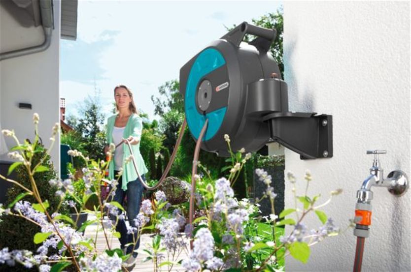 Bộ vòi tưới treo tường dây rút tự động gardena 08022-20 - Sản phẩm làm vườn thông minh cao cấp